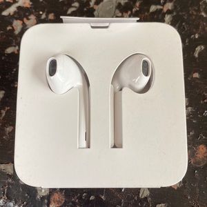 Apple EarPods Lightning Connector. Microphone Built-in Remote Wired for iPhone